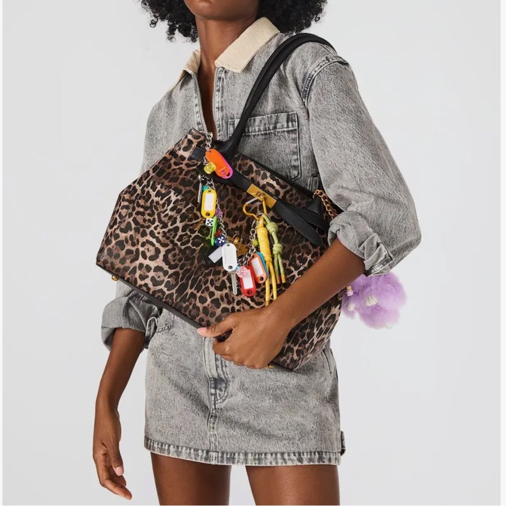 Steve Madden Large Leilani Tote with Charms New w dust bag - Picture 2 of 3